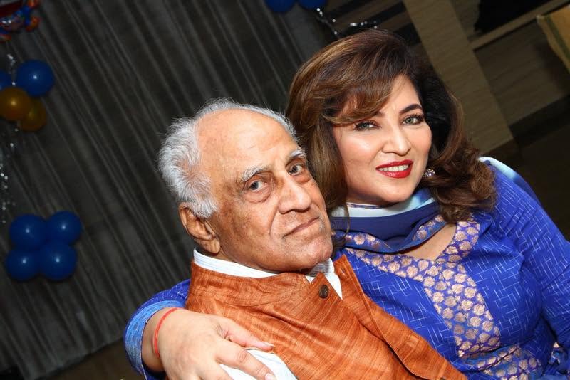 Manoranjana Gupta with her father Shri Kedar Nath Gupta